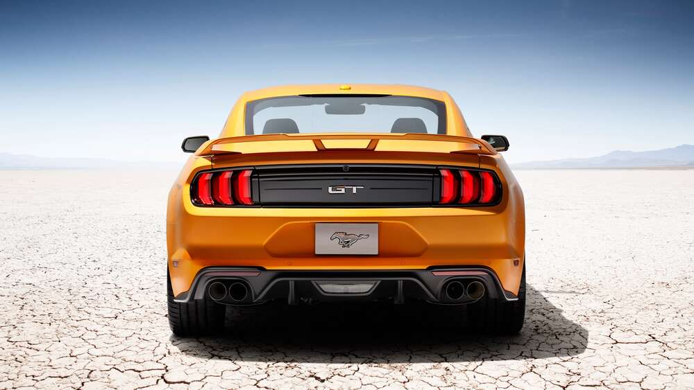 картина-постер Желтый автомобиль Ford Mustang GT среди пустыни