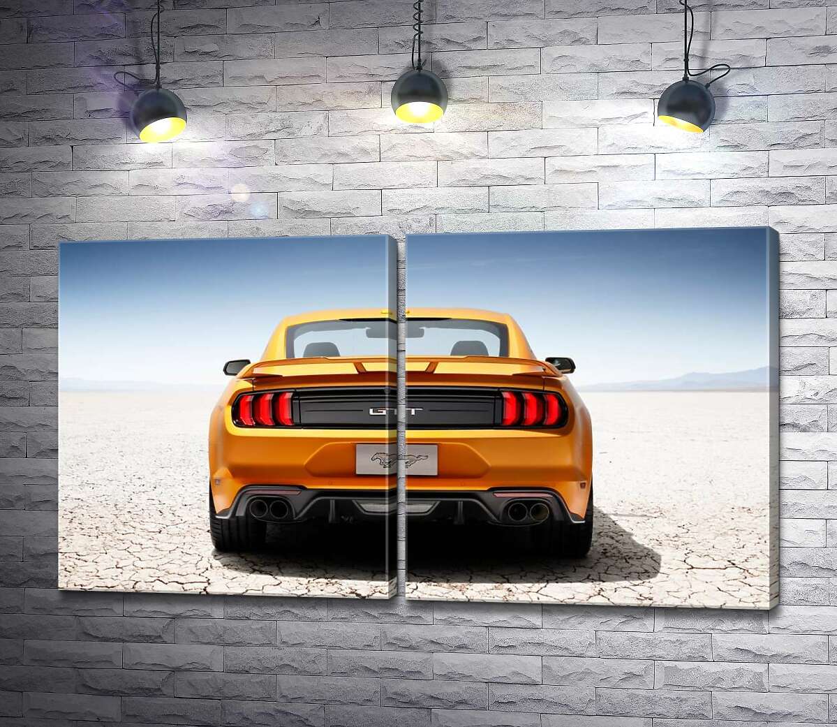 модульна картина Жовтий автомобіль Ford Mustang GT серед пустелі