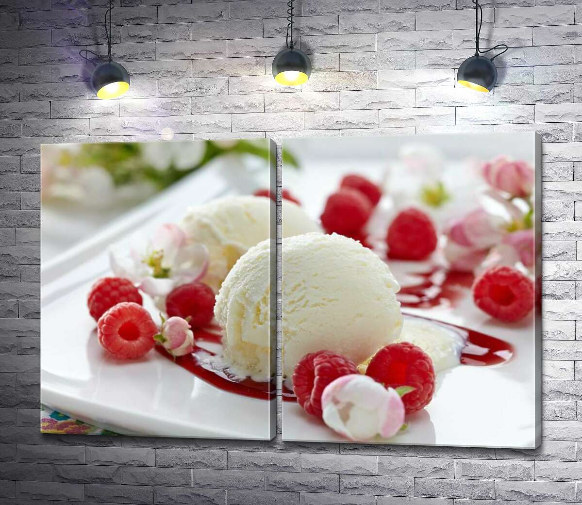 модульная картина Шарики ванильного мороженого на тарелке с ягодами малины и нежными цветами