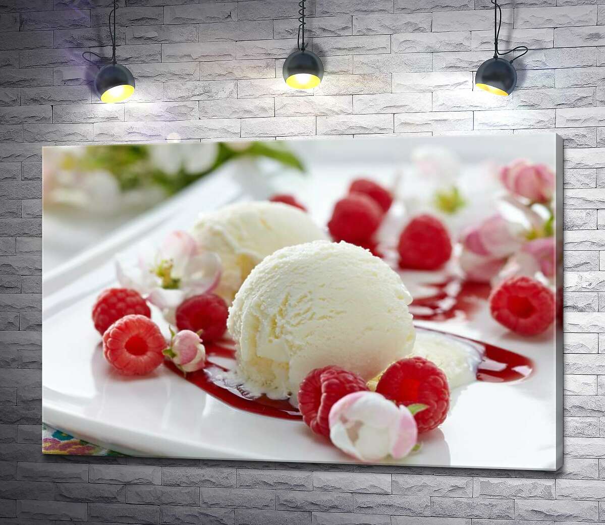 картина Шарики ванильного мороженого на тарелке с ягодами малины и нежными цветами