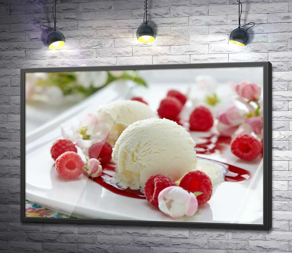 постер Шарики ванильного мороженого на тарелке с ягодами малины и нежными цветами