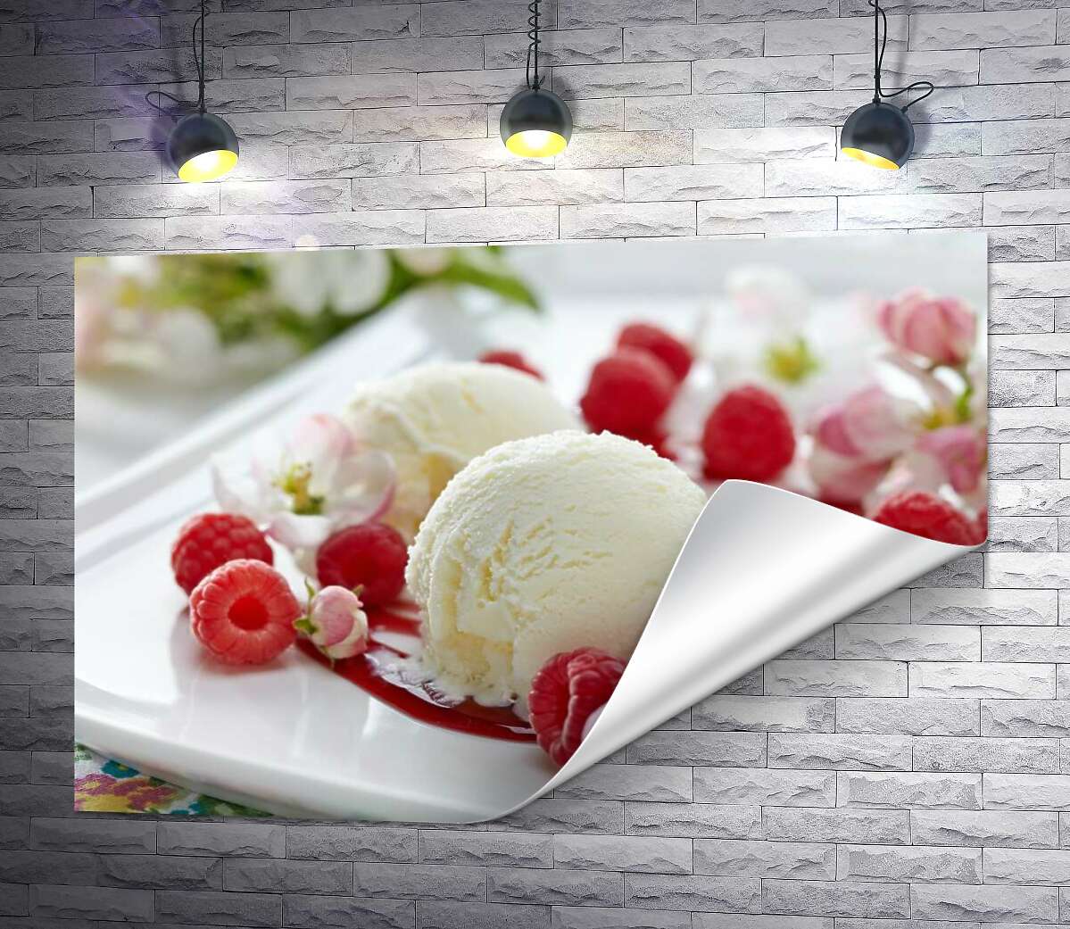 друк Кульки ванільного морозива на тарілці з ягодами малини та ніжними квітами