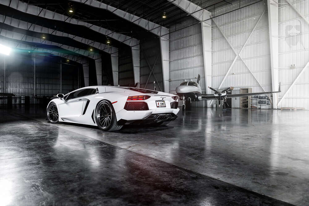 картина-постер Плавные изгибы сторон в белом автомобиле Ламборгини (Lamborghini Aventador)