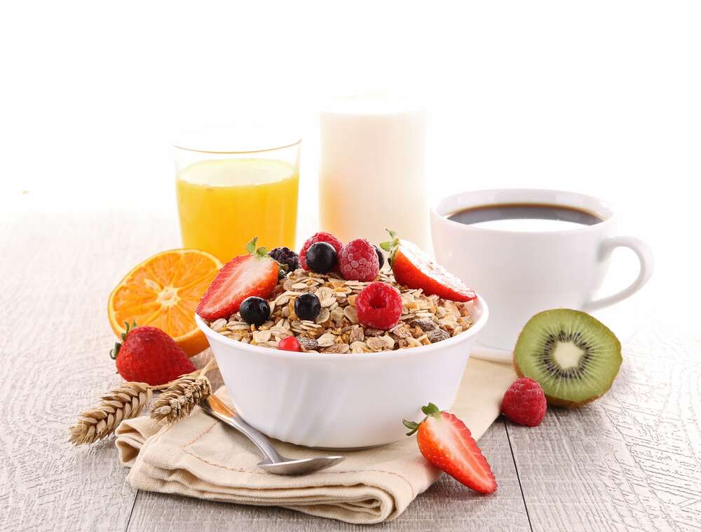 картина-постер Полезный завтрак: овсянка с ягодами, соками и кофе