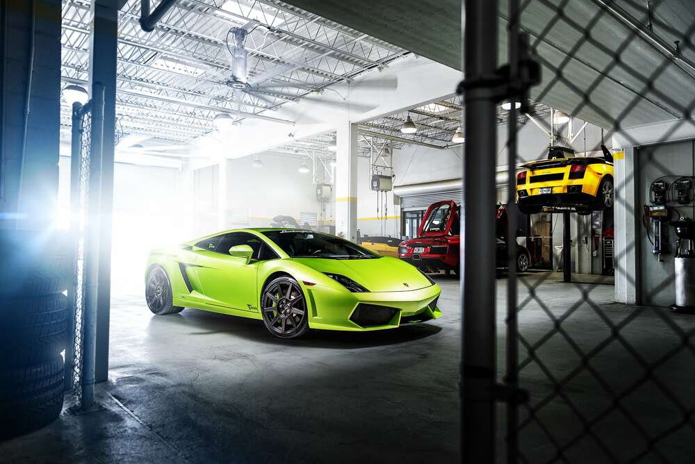 картина-постер Яркий зеленый Ламборгини (Lamborghini Gallardo) стоит в тени гаража
