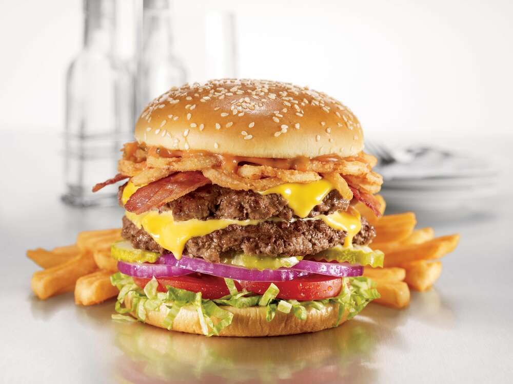 картина-постер Сытный ланч: двойной гамбургер с картофелем-фри