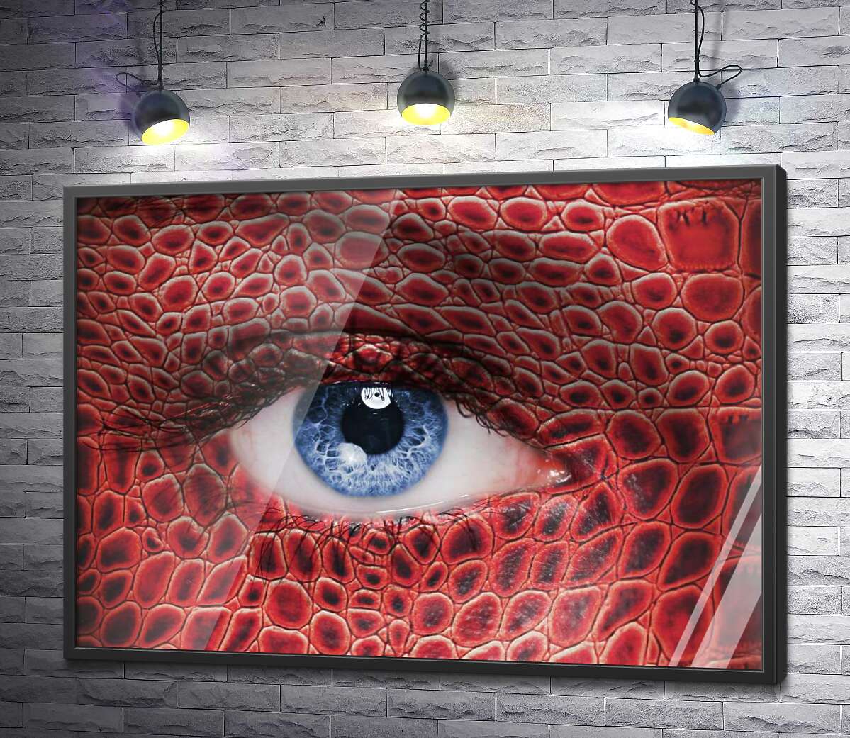 постер Красная чешуя рептилии очерчивает взгляд голубого глаза девушки