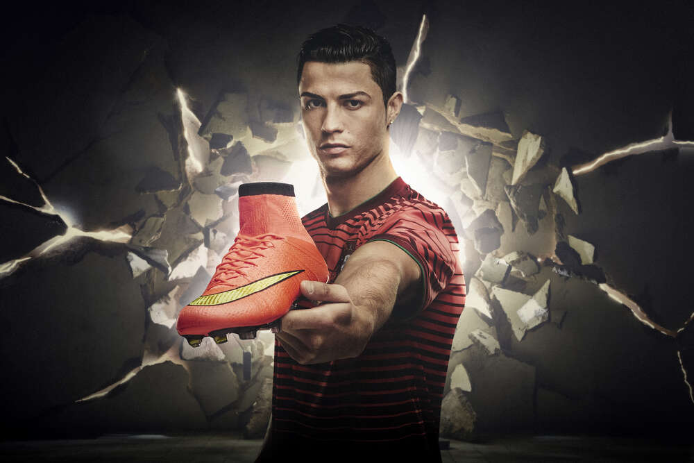 картина-постер Кріштіану Роналду (Cristiano Ronaldo) рекламує футбольні бутси від фірми Nike