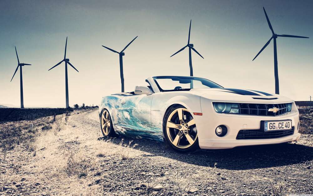 картина-постер Білий автомобіль кабріолет Chevrolet Camaro на фоні вітряних електростанцій