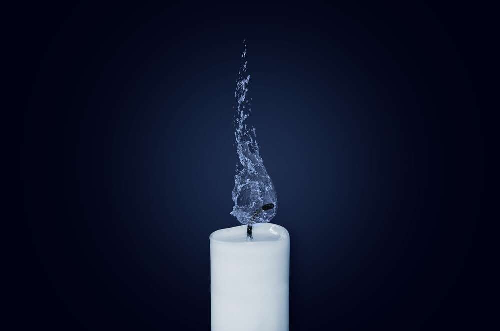 картина-постер Біла свічка горить водяним полум'ям