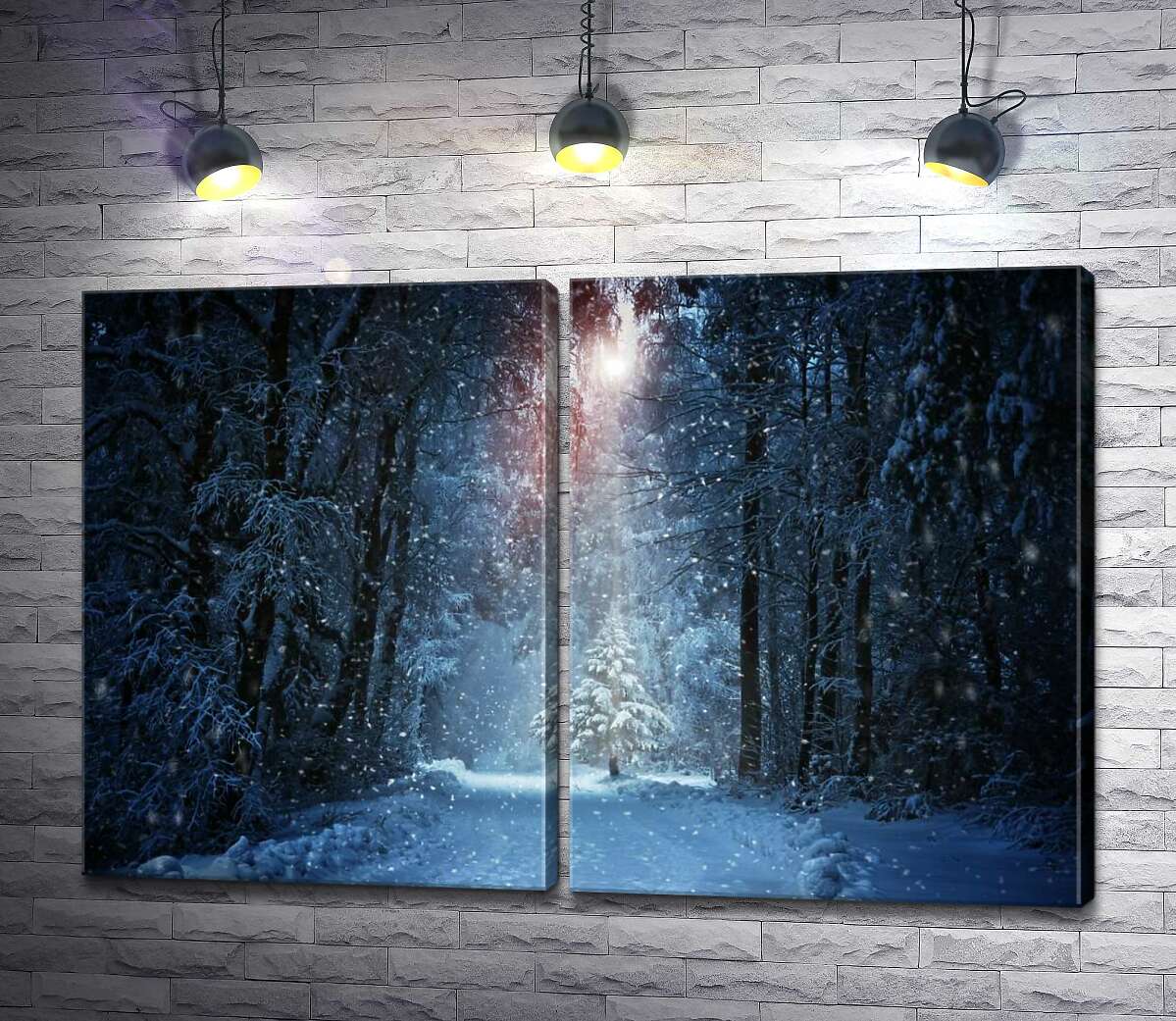 модульная картина Луч света падает на маленькую заснеженную елку в вечернем лесу