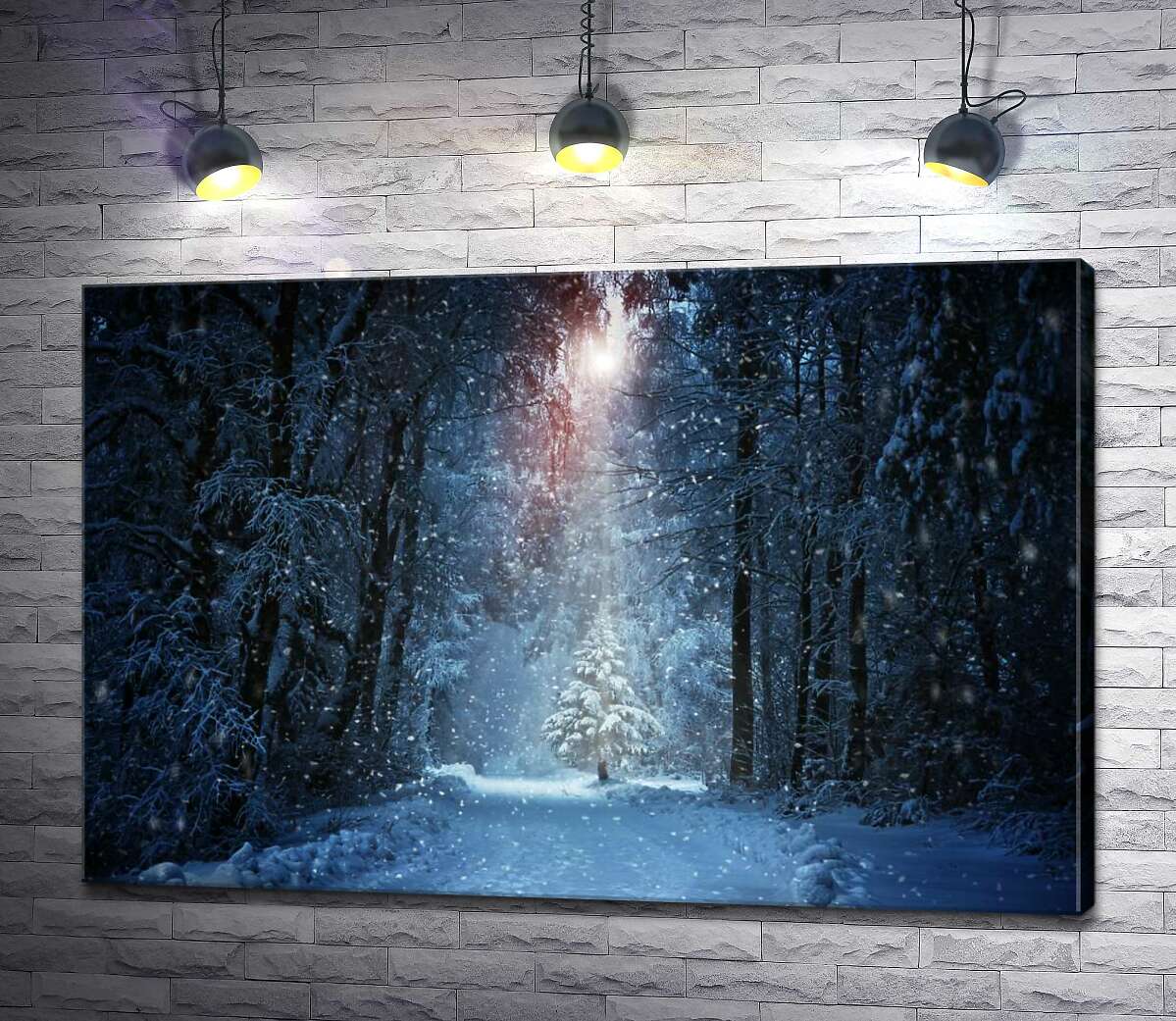 картина Промінь світла падає на маленьку засніжену ялинку у вечірньому лісі