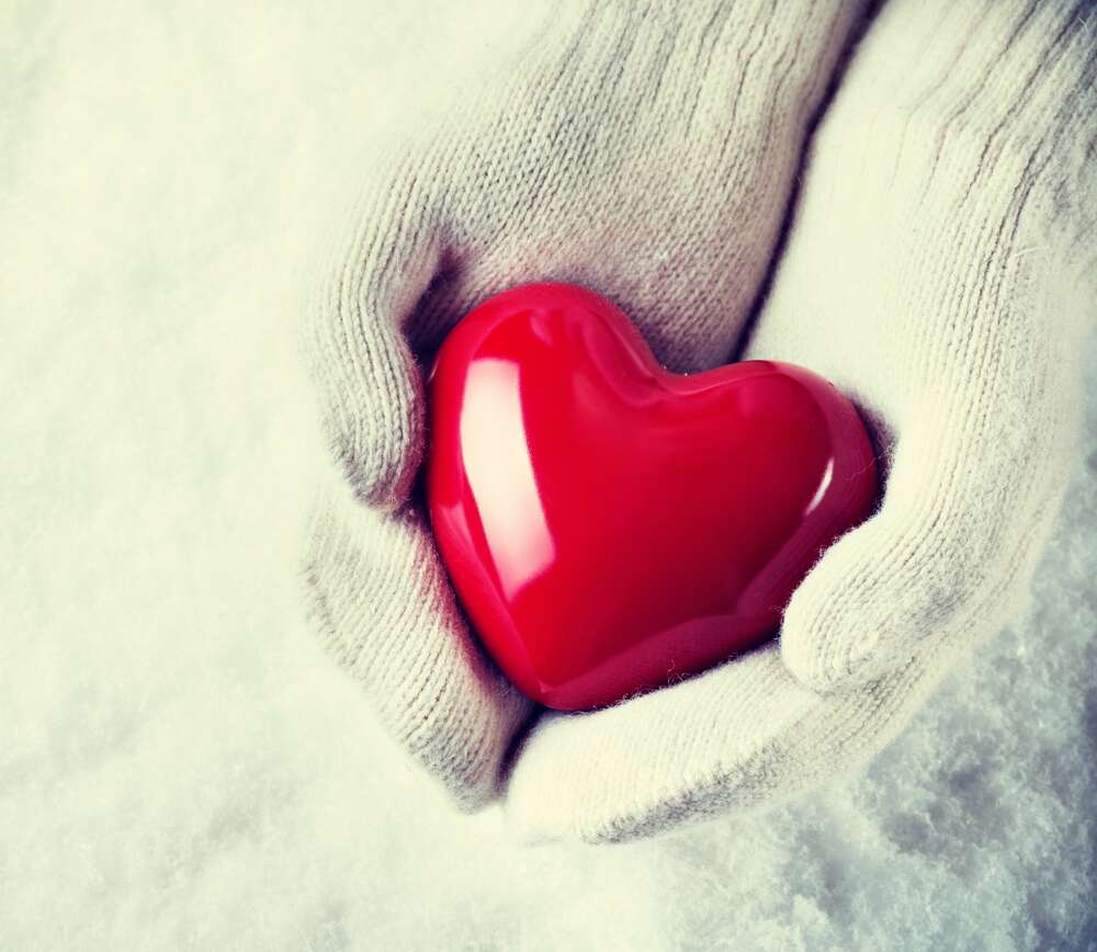 картина-постер Теплий колір серця на холодному фоні білих рукавичок