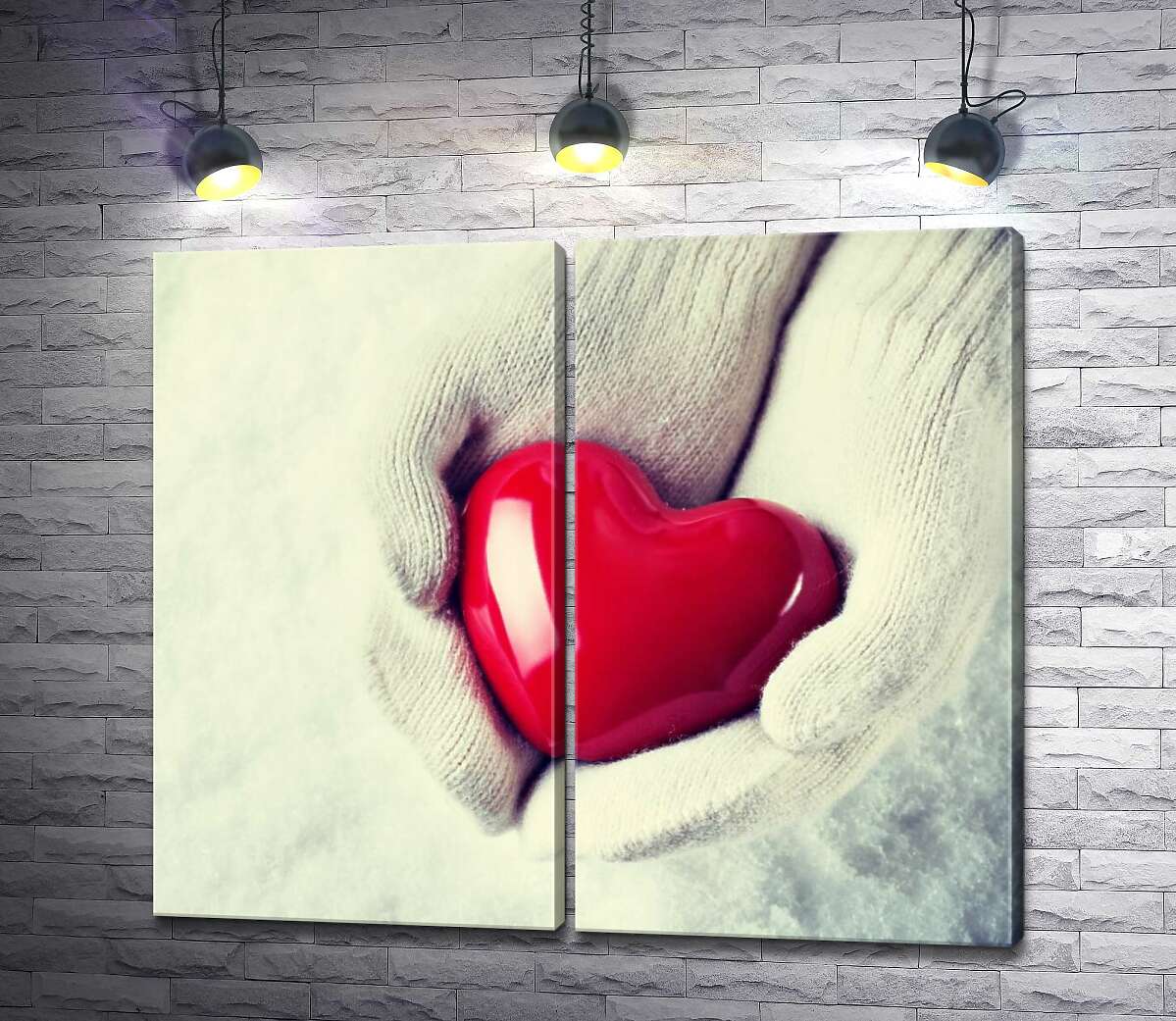 модульна картина Теплий колір серця на холодному фоні білих рукавичок