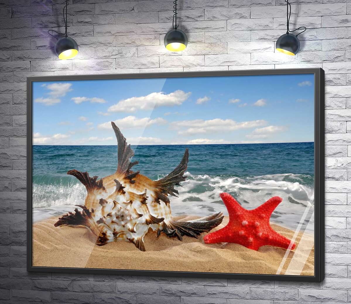 постер Нежная ракушка, с острыми концами, и красная морская звезда зарылись в пляжный песок