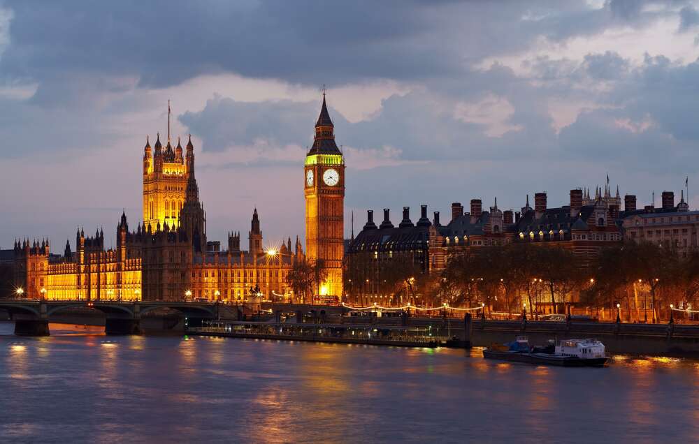 картина-постер Вечерняя набережная Темзы сияет огнями Вестминстерского дворца (Palace of Westminster)