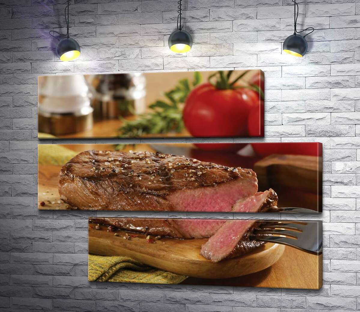модульная картина Розовое мясо сочного стейка на фоне красных помидоров (Модуль №16)