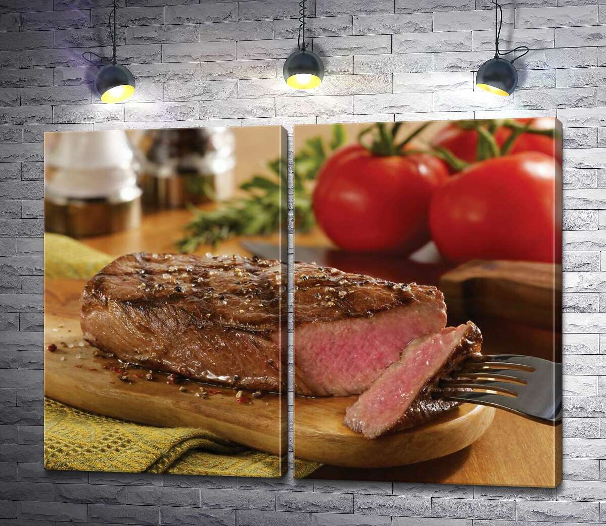 модульная картина Розовое мясо сочного стейка на фоне красных помидоров (Модуль №6)