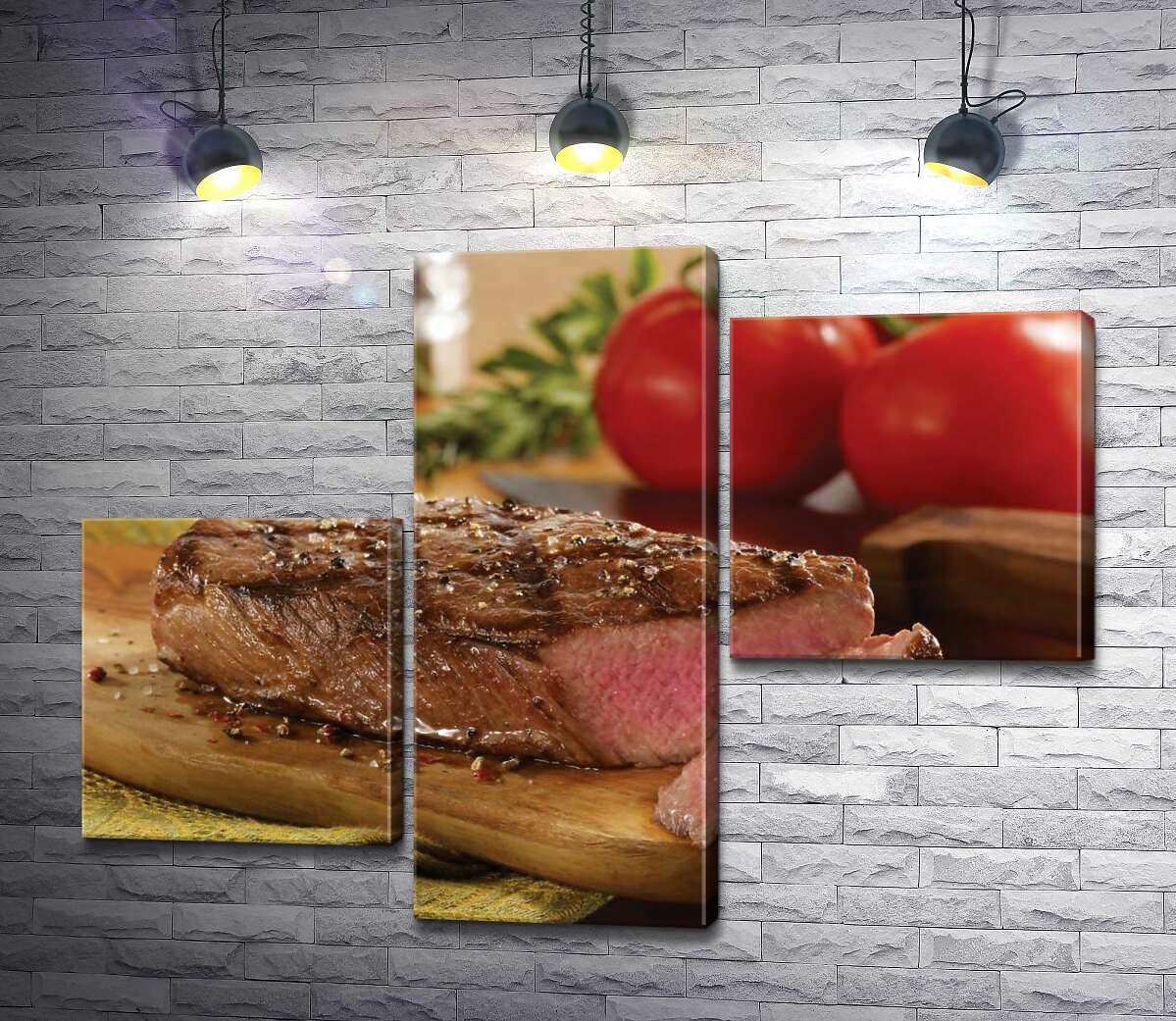 модульная картина Розовое мясо сочного стейка на фоне красных помидоров (Модуль №12)