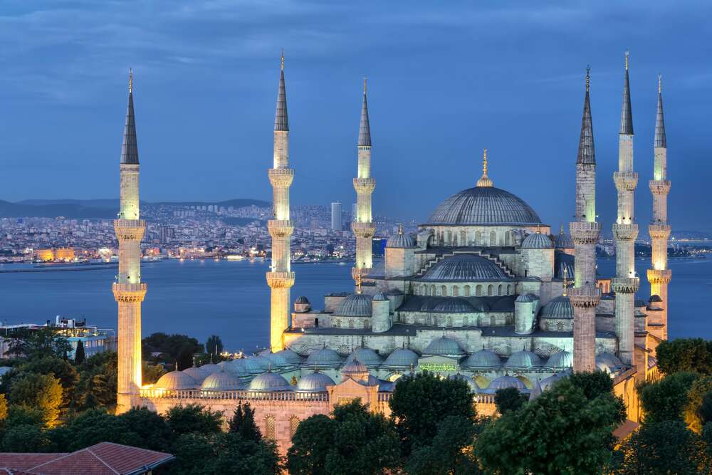 картина-постер Голубой вечер опускается на стены величественной мечети Султанахмет (Sultanahmet Camii)