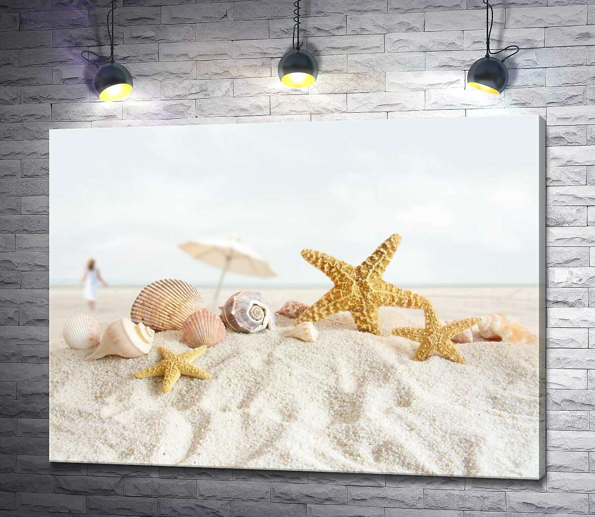 картина Нежный набор ракушек и морских звезд лежит на мягком пляжном песке
