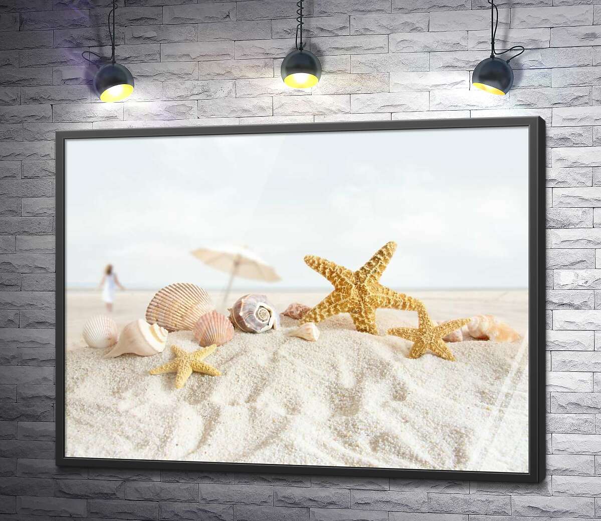 постер Нежный набор ракушек и морских звезд лежит на мягком пляжном песке