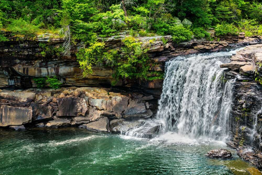 картина-постер Летняя зелень буйствует на скалах у водопада Литл-Фолс (Little Falls)