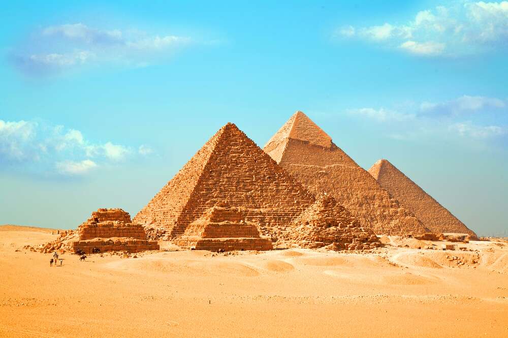 картина-постер Ровные стороны пирамид Гизы опираются на желтые пески
