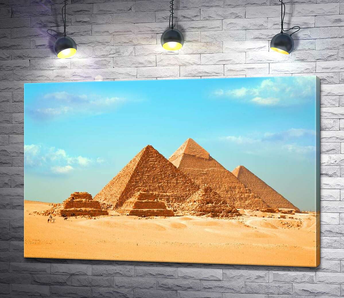 картина Ровные стороны пирамид Гизы опираются на желтые пески