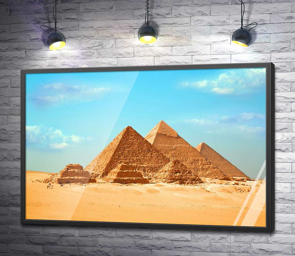 постер Ровные стороны пирамид Гизы опираются на желтые пески