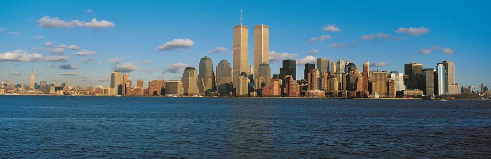 картина-постер Скопление небоскребов Манхэттена (Manhattan) за заливом Нью-Йорк (New York Bay)