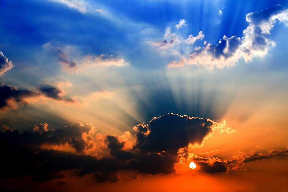 картина-постер Горячие лучи солнца пробиваются сквозь холодные облака