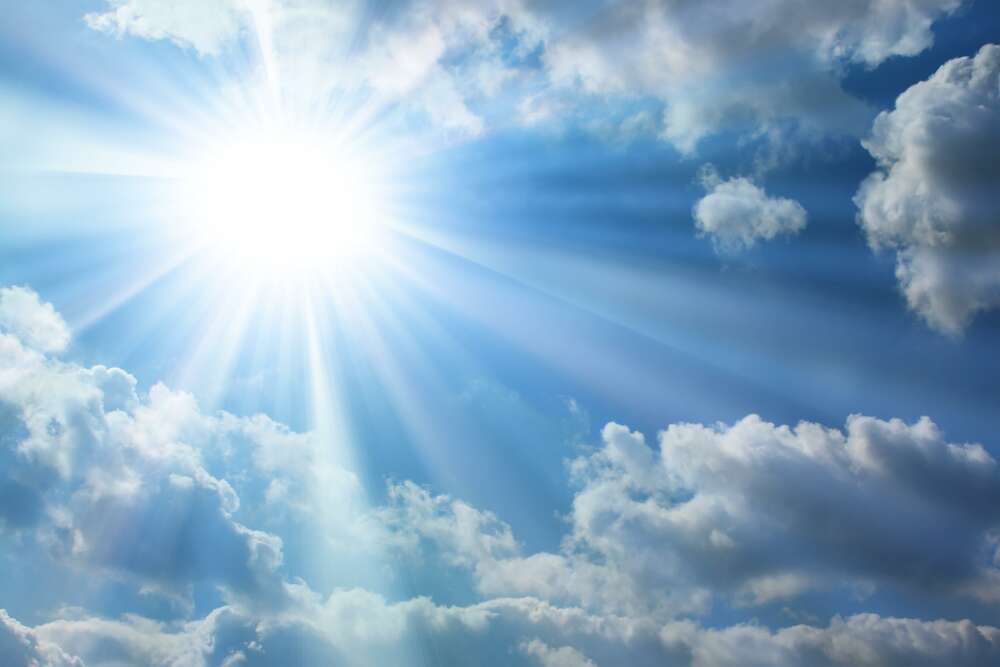 картина-постер Білий сонячний круг крізь небесний простір пускає промені на землю