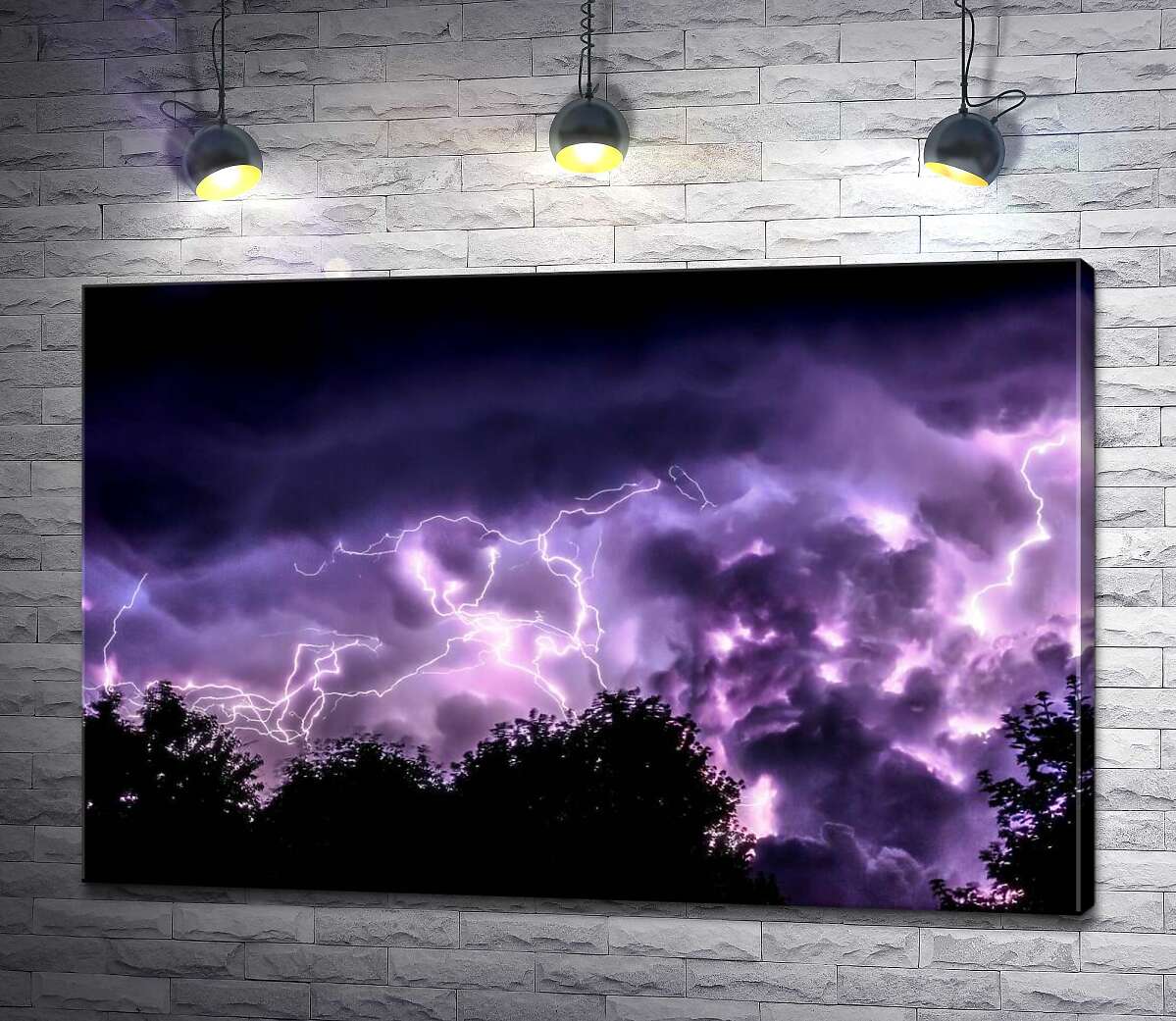 картина Грозовое небо, подсвеченное молниями, горит фиолетовыми оттенками