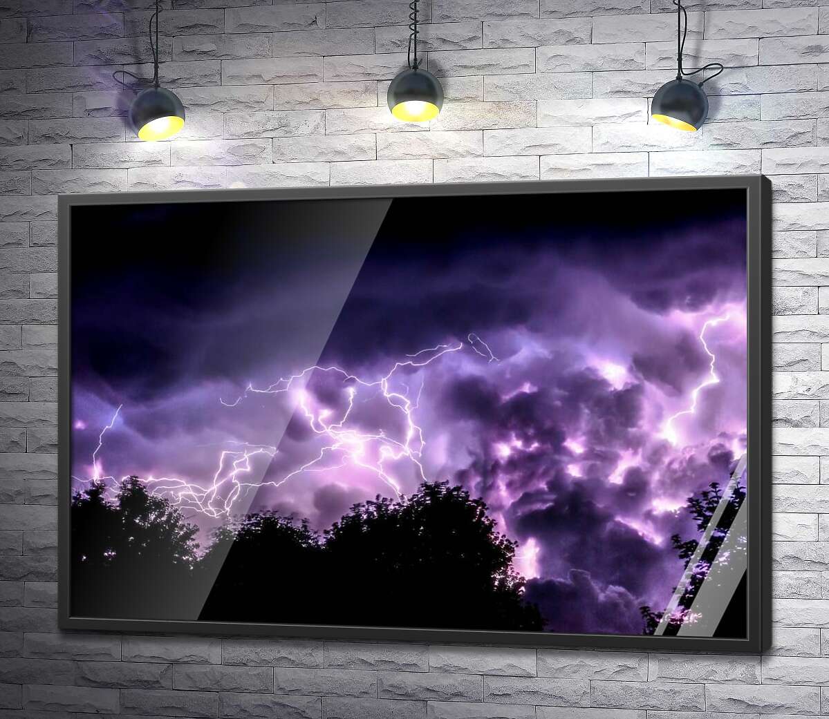 постер Грозовое небо, подсвеченное молниями, горит фиолетовыми оттенками