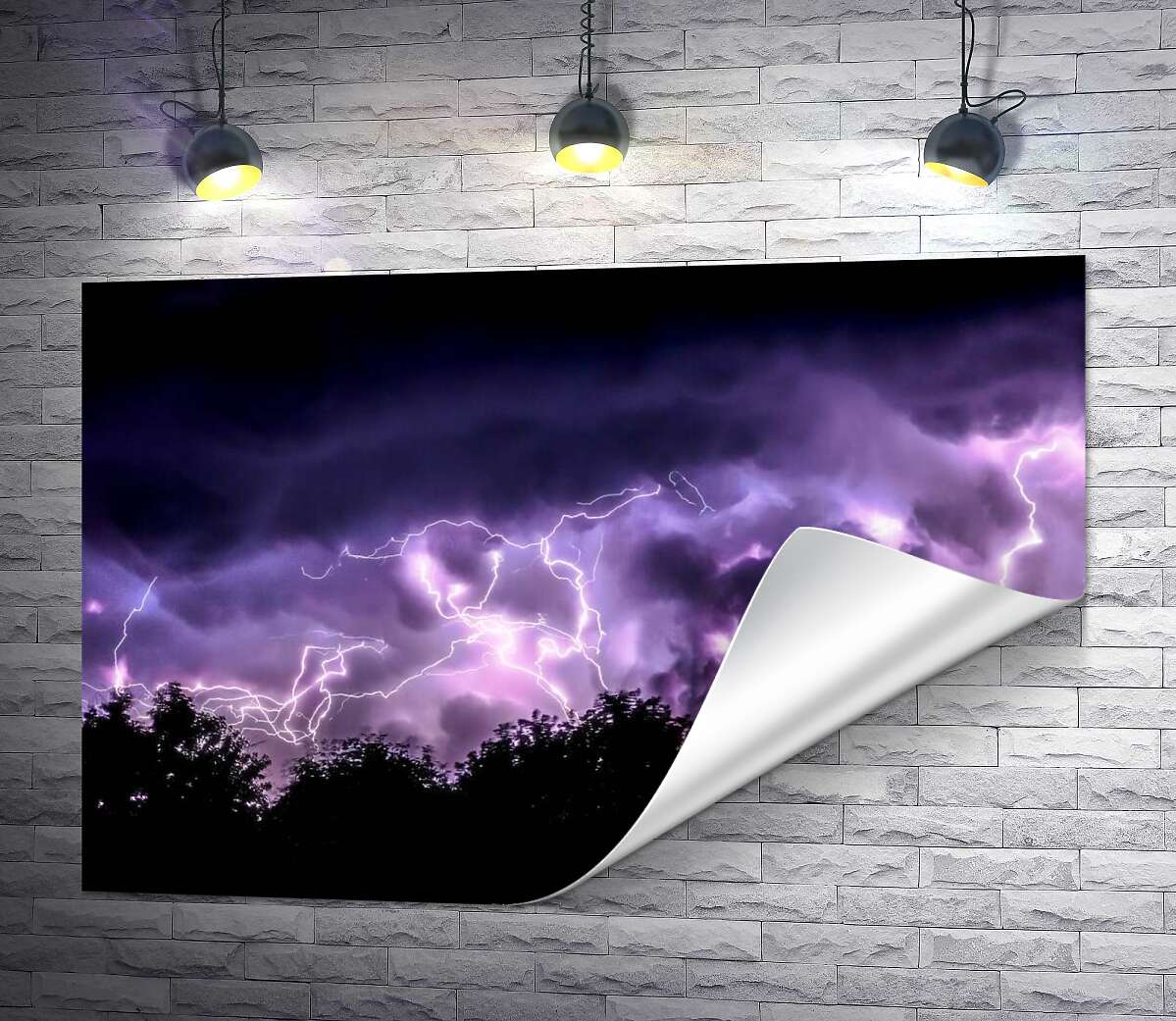 друк Грозове небо, підсвічене нитками блискавок, горить фіолетовими відтінками