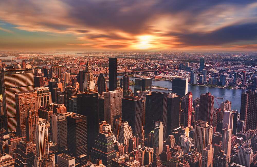 картина-постер Бронзовые небоскребы Нью-Йорка подпирают вечернее небо