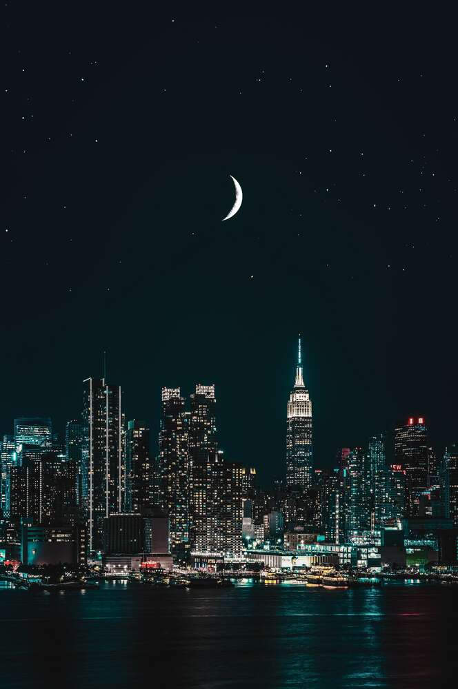 картина-постер Серп Луны взошел над ночным мегаполисом