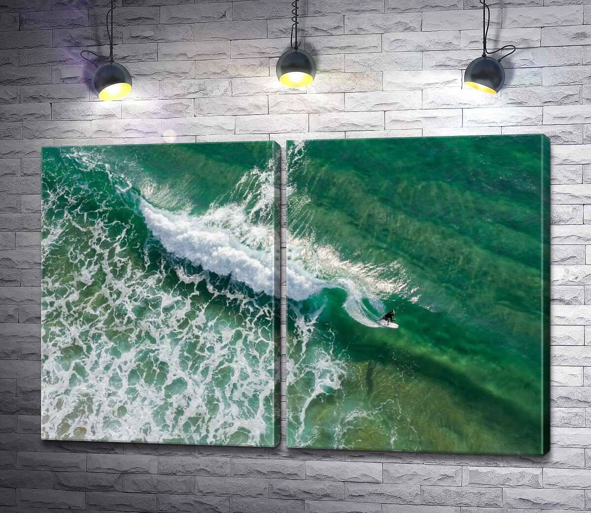 модульная картина Смелый серфингист выныривает из гребня волны