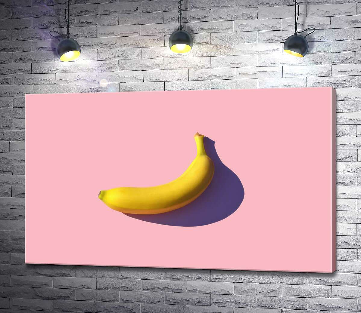 картина Солнечного цвета банан бросает фиолетовую тень на розовый фон