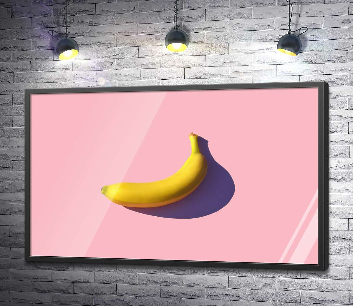 постер Солнечного цвета банан бросает фиолетовую тень на розовый фон