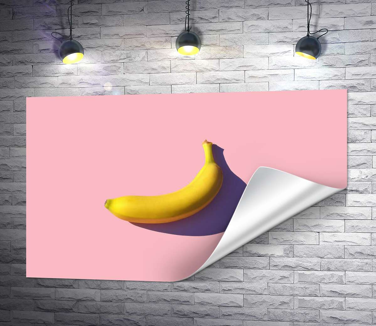 печать Солнечного цвета банан бросает фиолетовую тень на розовый фон
