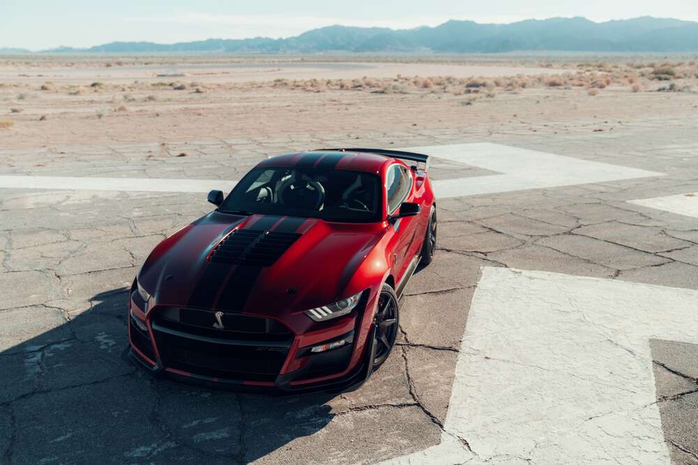 картина-постер Красный Ford Mustang Shelby GT500 на пустынной трассе