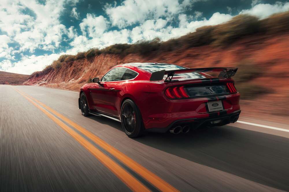 картина-постер Яскрава пляма серед пустелі: червоний спортивний автомобіль Ford Mustang Shelby GT500