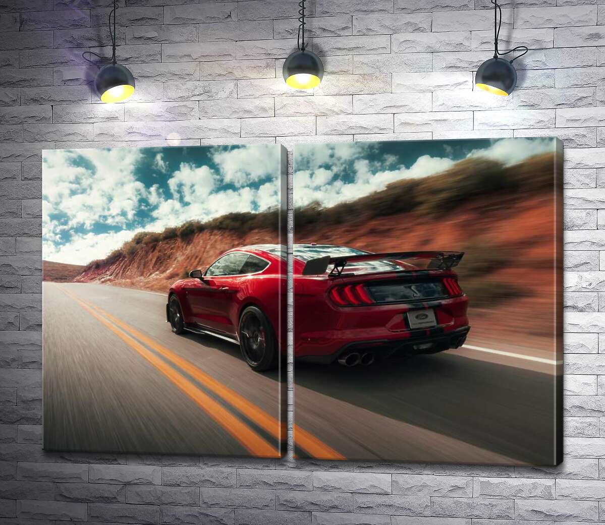 модульная картина Яркое пятно среди пустыни: красный спортивный автомобиль Ford Mustang Shelby GT500