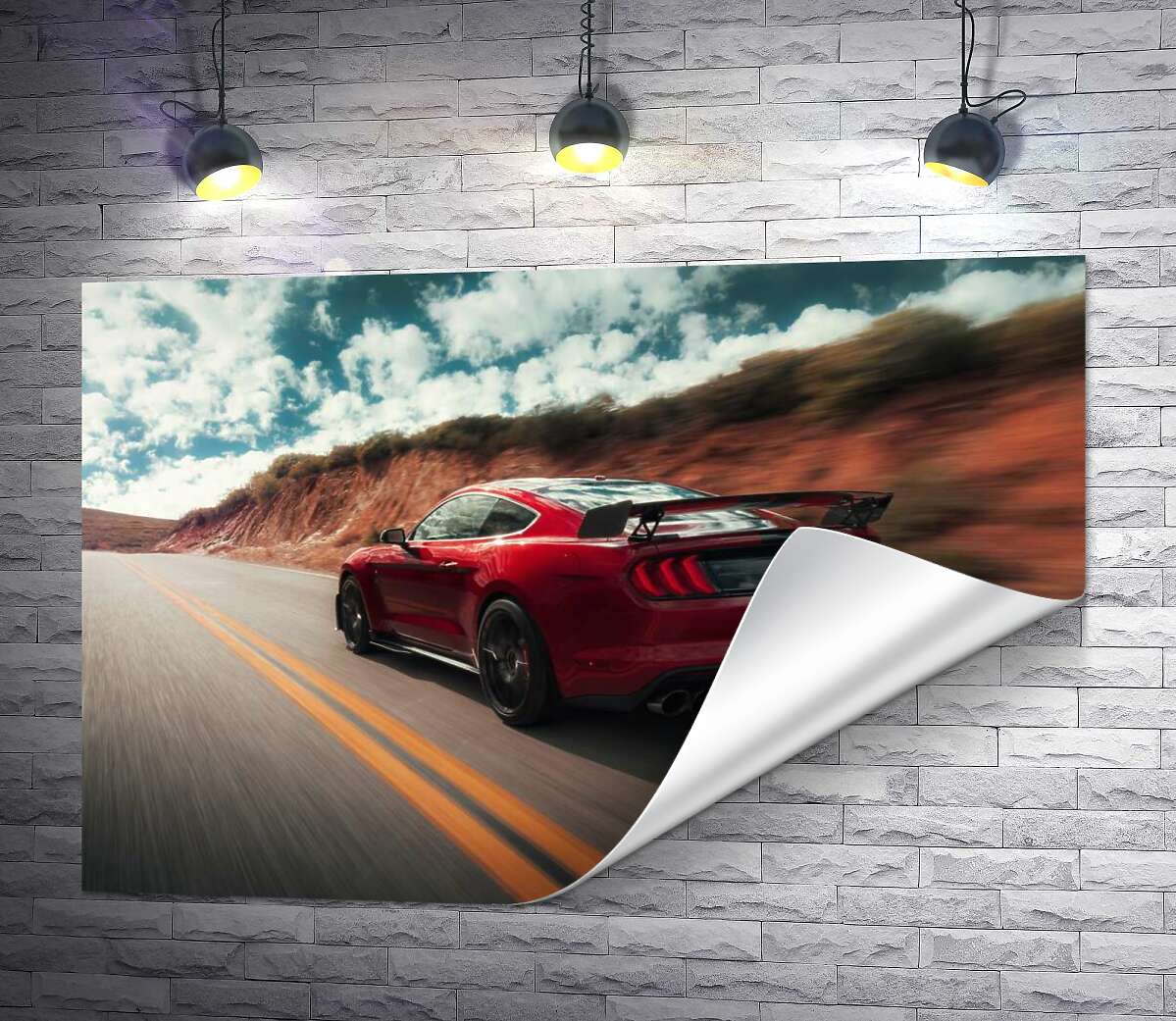 друк Яскрава пляма серед пустелі: червоний спортивний автомобіль Ford Mustang Shelby GT500