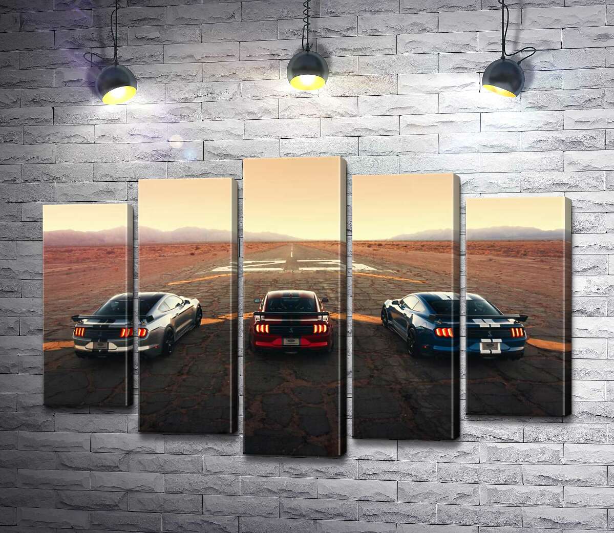 модульная картина Гоночные автомобили Ford Mustang Shelby GT500 на старой дороге (Модуль №4)