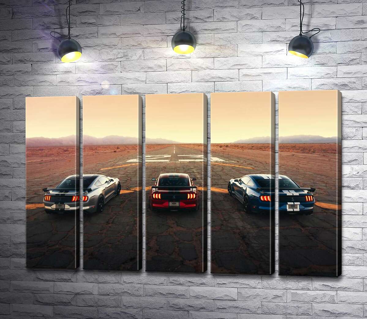 модульна картина Гоночні автомобілі Ford Mustang Shelby GT500 на старій дорозі (Модуль №26)