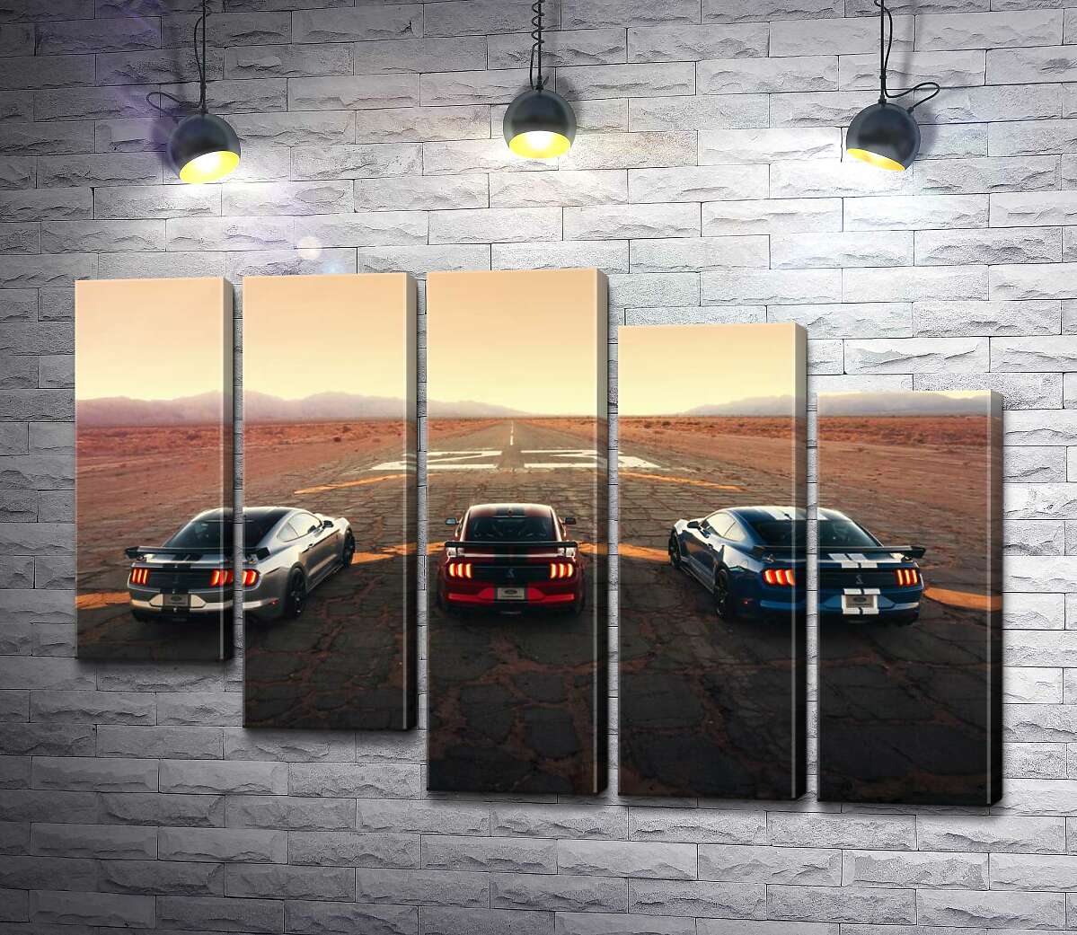 модульна картина Гоночні автомобілі Ford Mustang Shelby GT500 на старій дорозі (Модуль №28)