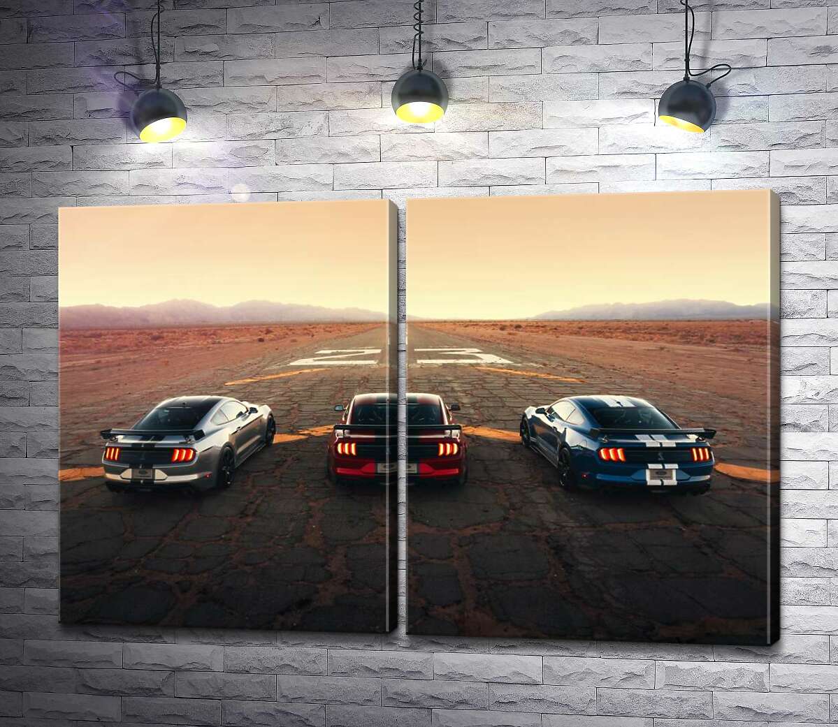 модульная картина Гоночные автомобили Ford Mustang Shelby GT500 на старой дороге